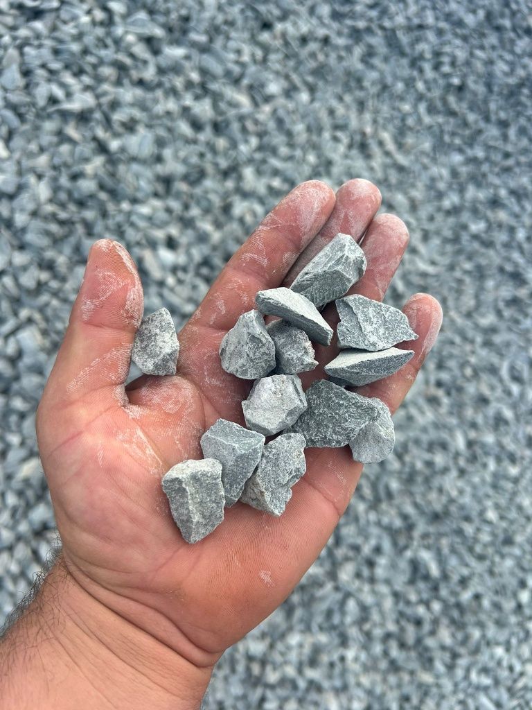 Piatră decorativa calcar alb-bej și granit gri albăstrui ornamentala