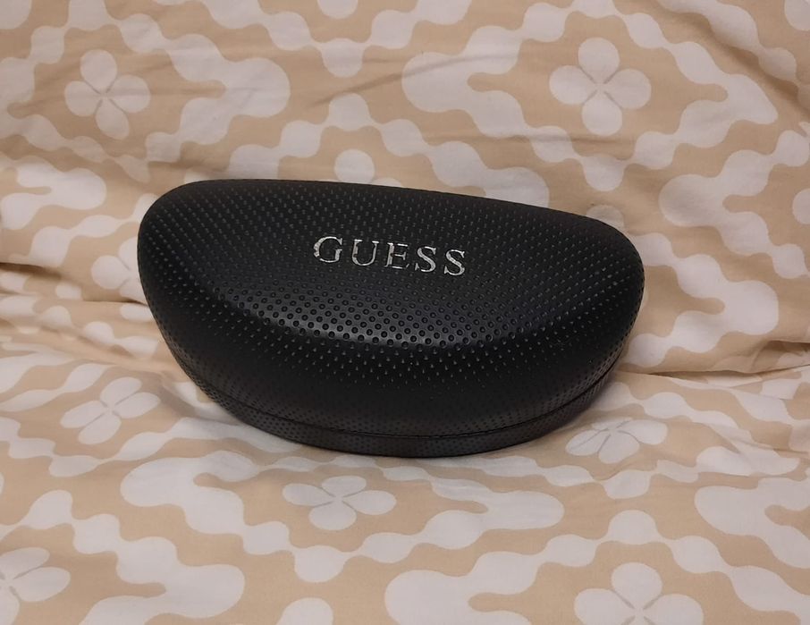 Футляр GUESS для солнцезащитных очков