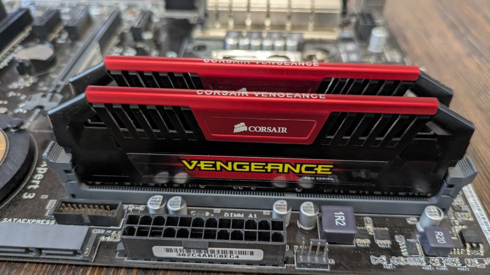 Процесор I7 4790k, дънна платка ASUS Z97-E, RAM 16 GB DDR3 2400MHz