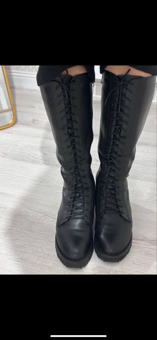 Длинные сапоги на шнуровках