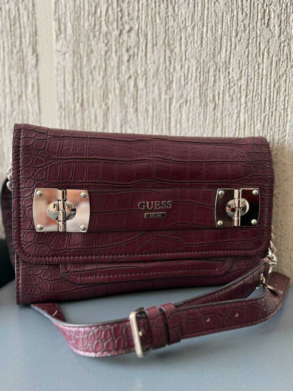 Роскошная сумка Guess цвета бургунди с тиснением под крокодила