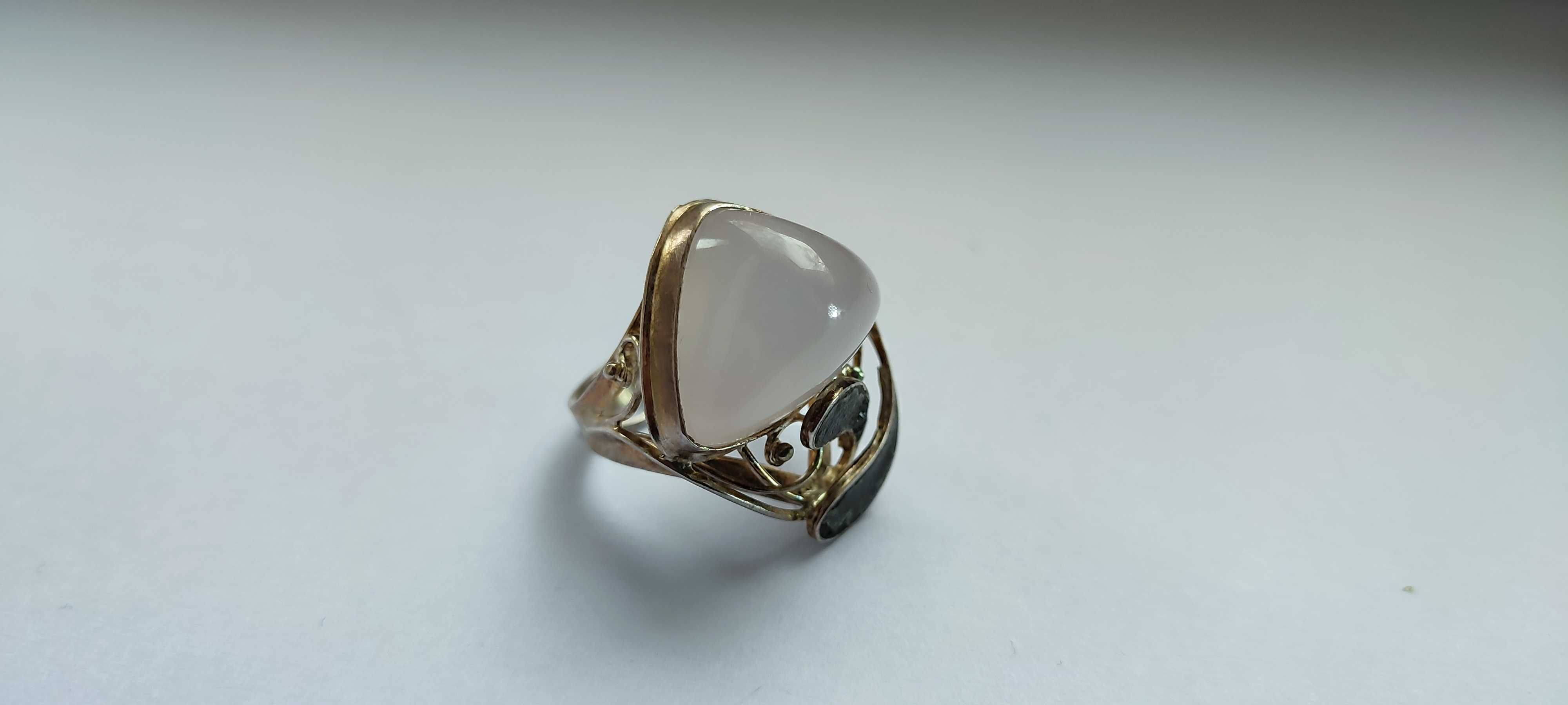 Изящное серебряное кольцо с камнем ОПАЛ