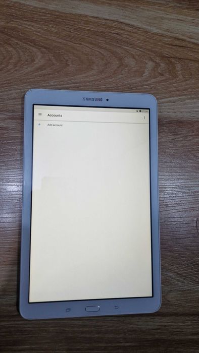Vand Tableta Samsung Tab E mare 9.6" Alba cu Android 7.1 la 200lei