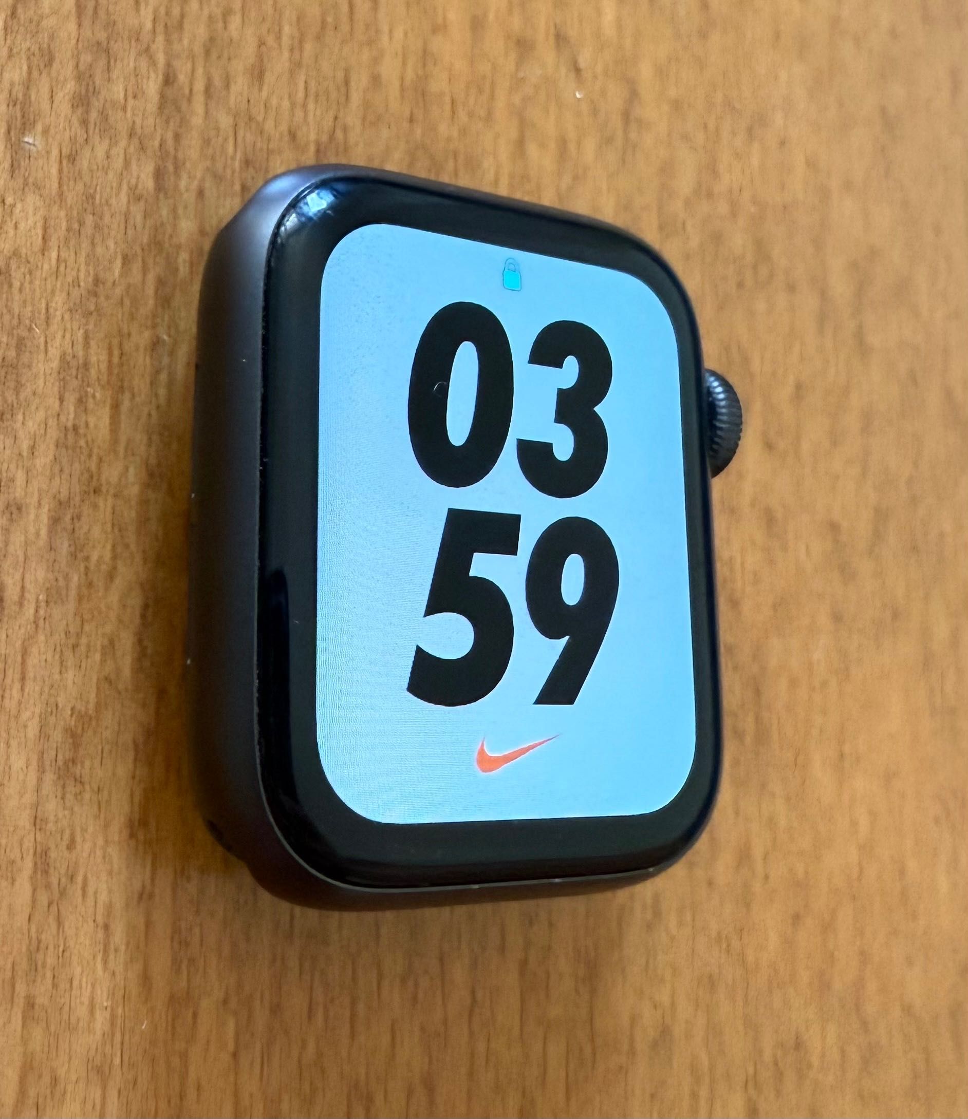 Apple Watch Nike SE 40 мм отлично състояние.