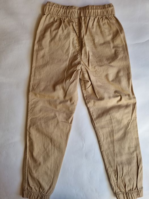 Зелена блуза с яка и копчета Next и бежов панталон H&M, 128 см.