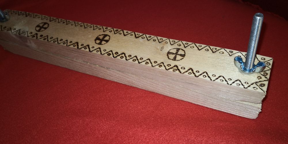 Presa manuala din lemn.