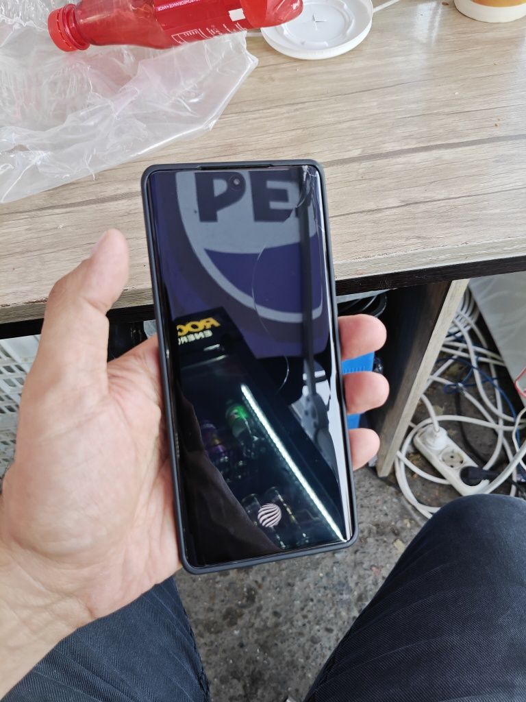 Vivo v30 12/256gb karopka dakument faqat shishasi singan