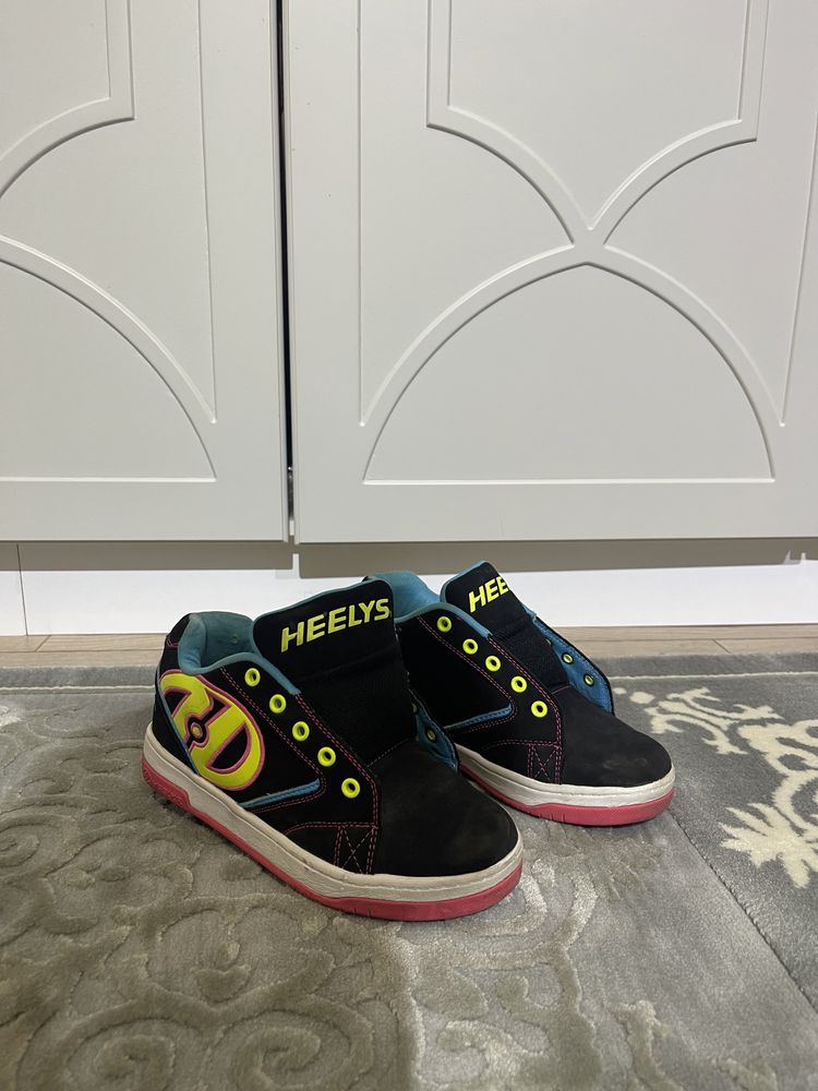 Кроссовки с роликами HEELYS