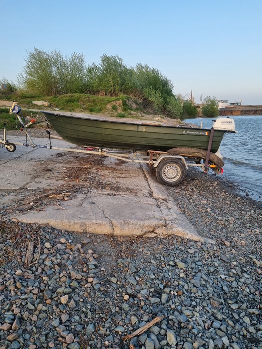 Vând barca de fibra model fibromarine 380m  160m cu acte !