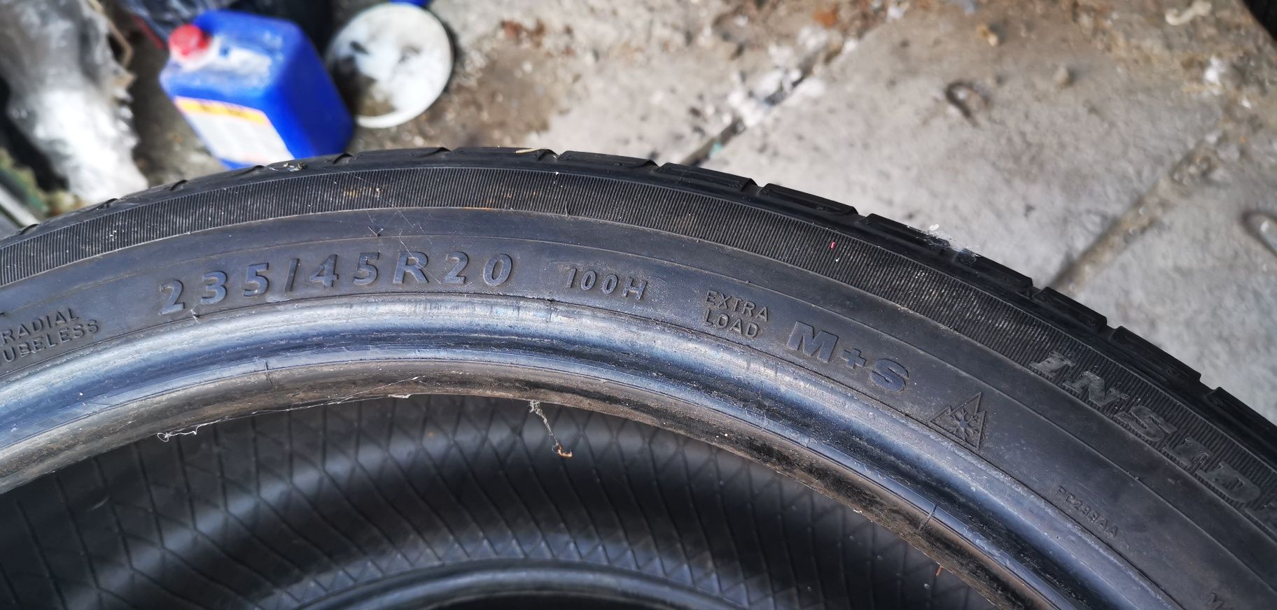 Всесезонни гуми Dunlop 235/45 R20.