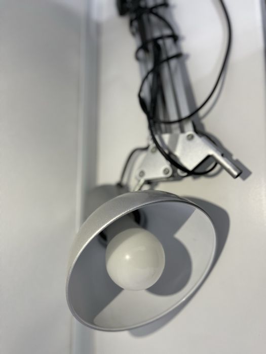 Продается настольная лампа