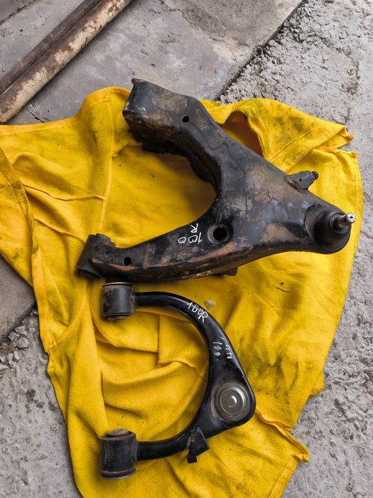 Продам рычаги на крузак 100 правый