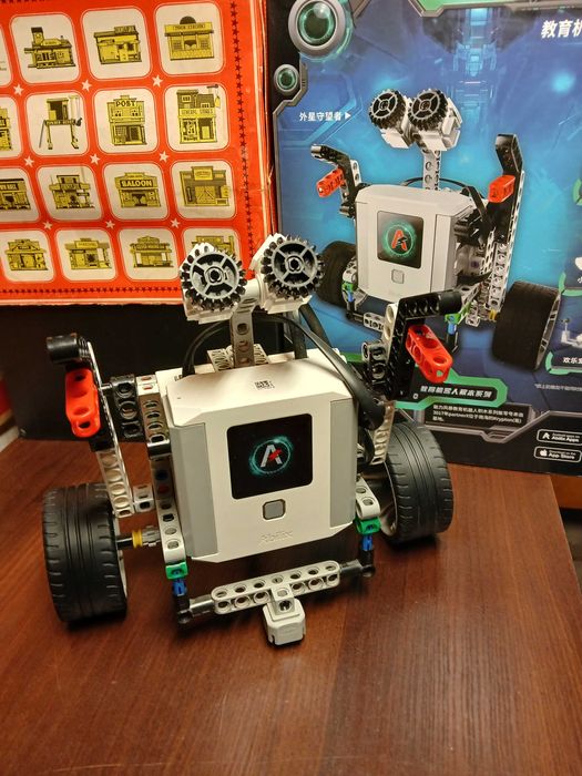 Abilix Krypton занимателен робот за програмиране.