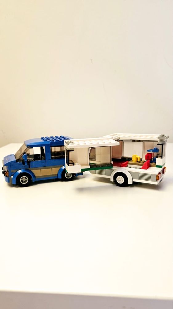 Lego City 60117 - Van & Caravan (2016)