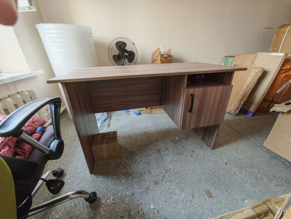 Письменный стол в хорошем состоянии, ДСП, размеры 120 см *60 см*76 см(