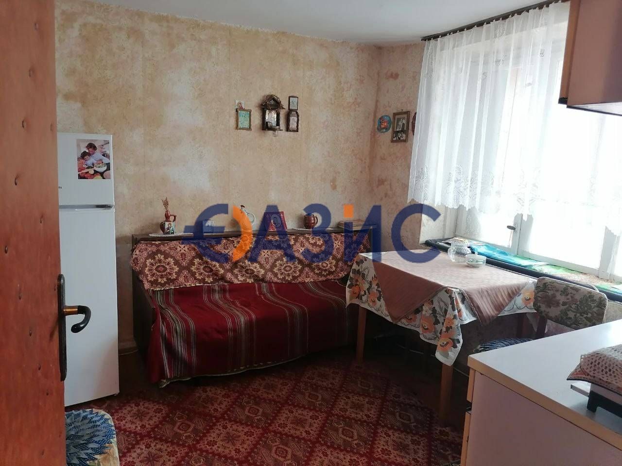 Къща на 3 етажа 252 кв. м.+двор 690 кв. м.+два гаража,център Свети