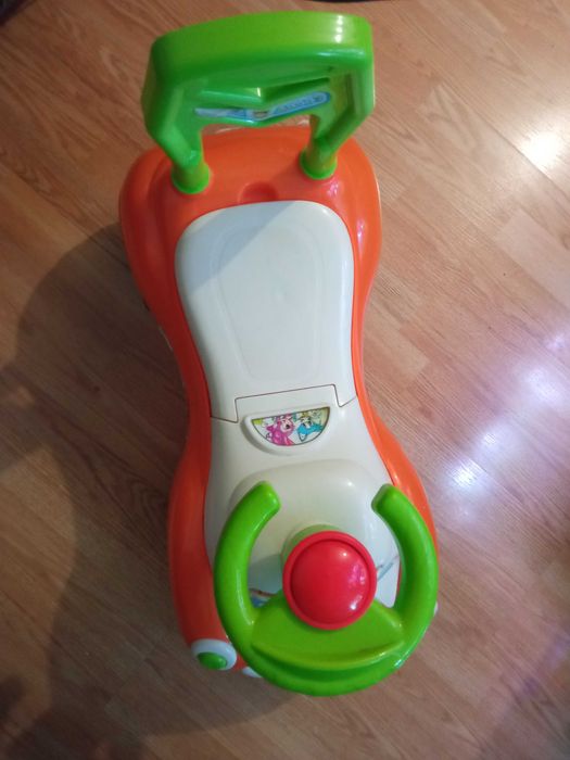 Vind masinuta plastic format mare,in stare foarte buna