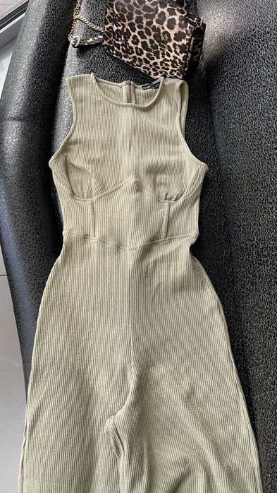 Уникален еластичен гащеризон на Bershka с ефектен широк крачол