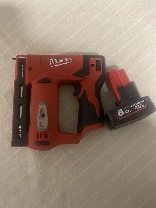 Milwaukee capsator cu baterie , produse noi