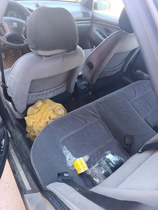 Продавам Пежо 406