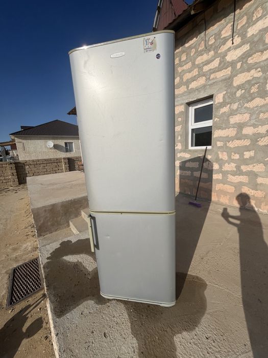 Холодильник  жасап тұр