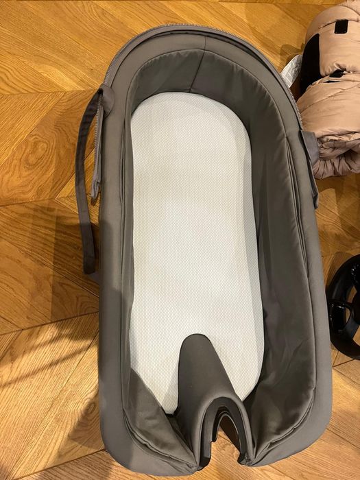 Vând carucior Stokke Xplory V5 Athleisure gri 2 in 1