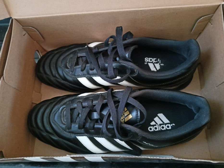 Футболни обувки Adidas adiQuestra