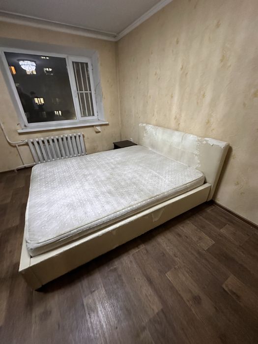 Кровать двуспальная отдам даром с матроасом