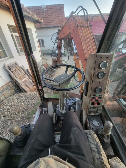 Vând excavator pe roti