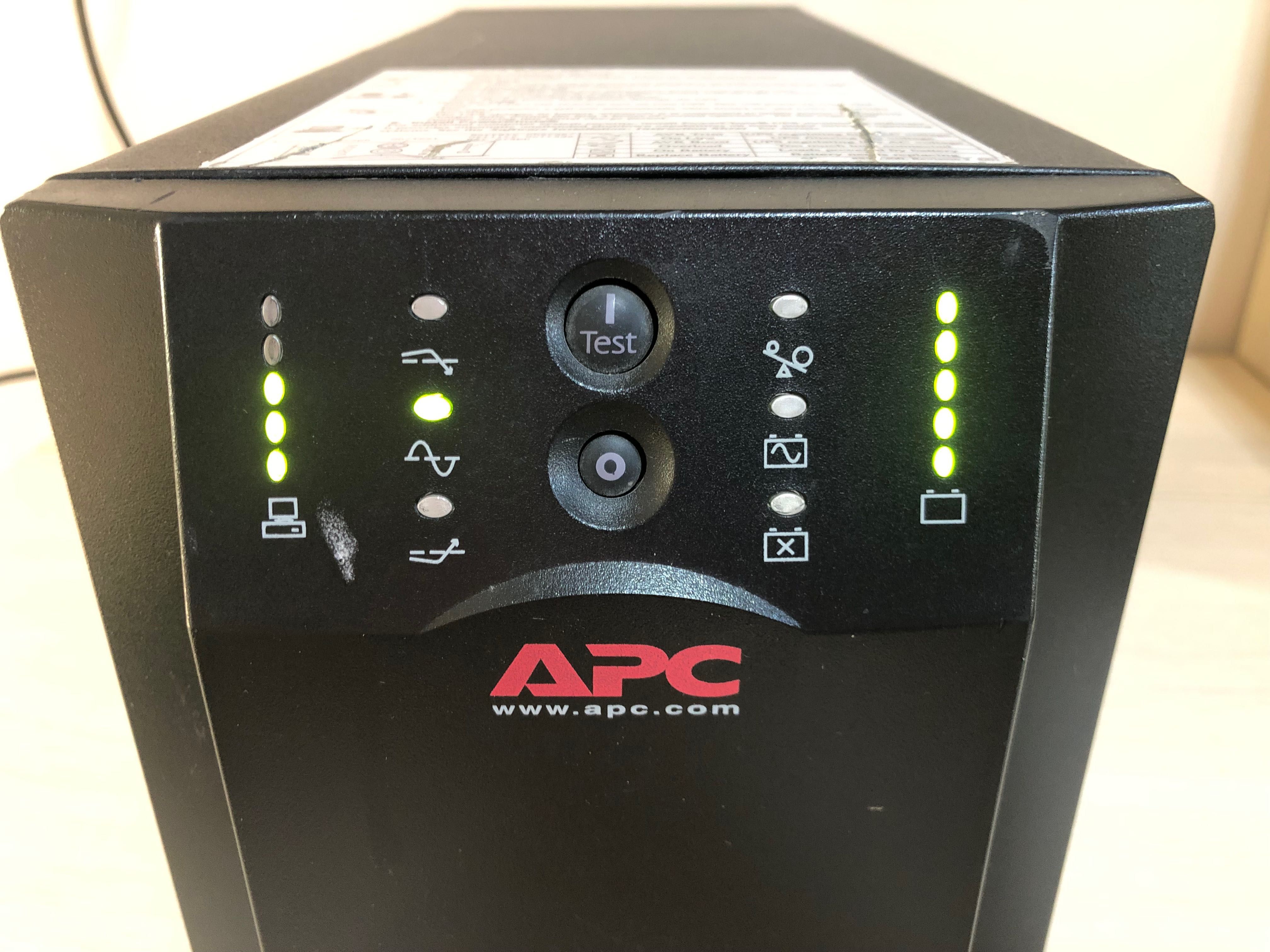 APC Smart-UPS 1000VA USB Serial Port 230V AVR unda sinusoida pura