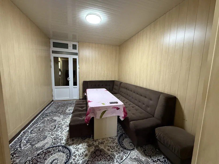 4/1/5 (1 этаж). Сергели 4. Квартира 91 м², с ремонтом. До метро - 700м