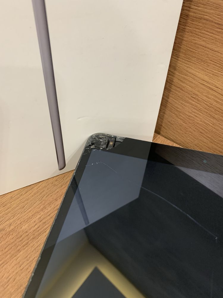 iPad Air 3 (2019)  256 GB Wi-Fi + Cellular