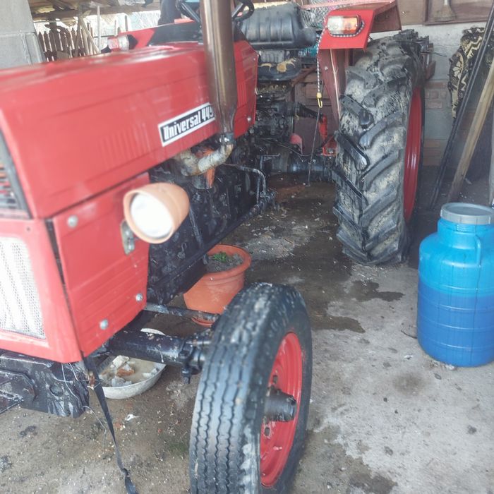 tractor u445 cu remorca și plug