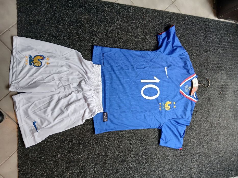 Продавам на Adidas и Nike   спортни  екип комплект  на добра ц