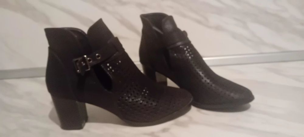 Дамски обувки от естествена кожа.