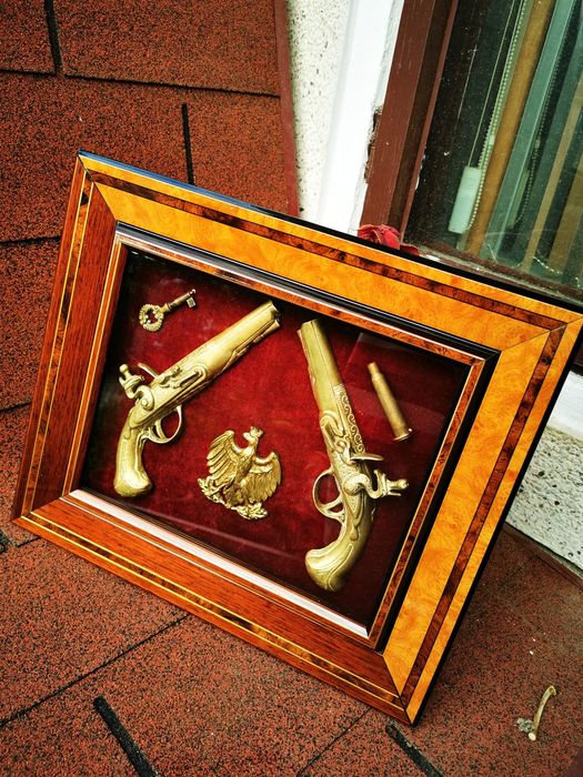 Vând cadou bazorelief bronz cu satin și rama lemn