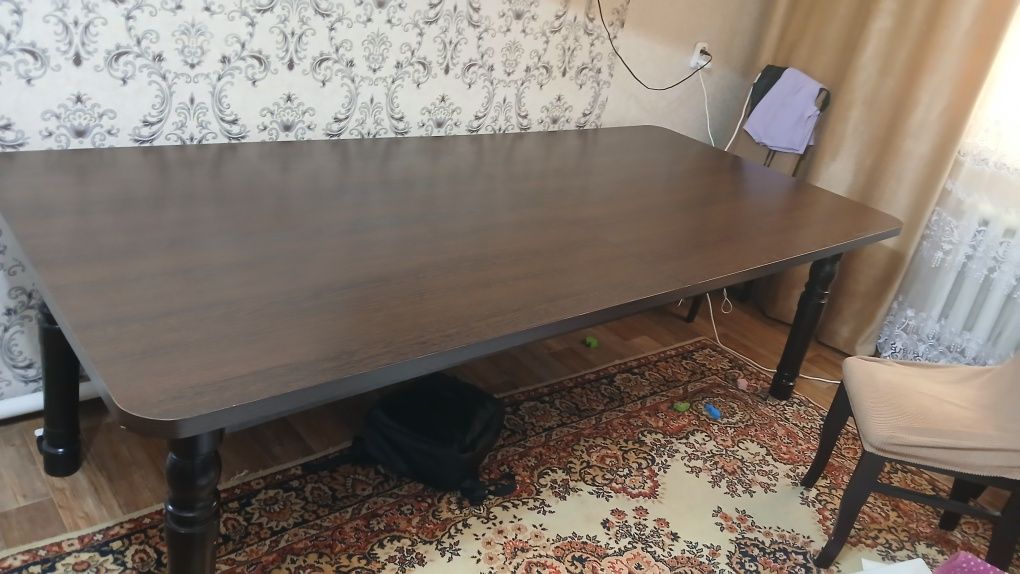 Продам стол в гостиную