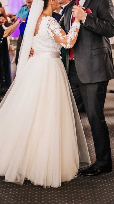 Vand rochie de mireasă prințesa cu dantelă si perle by Nicoleta Negura