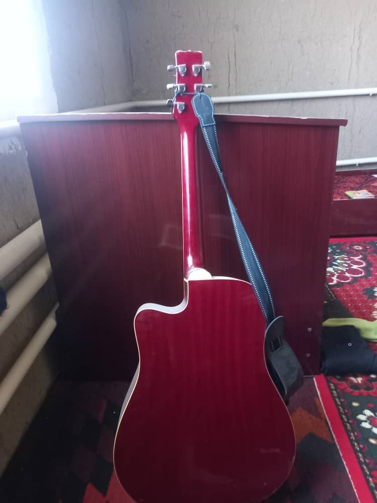 Akkustik gitara sotiladi