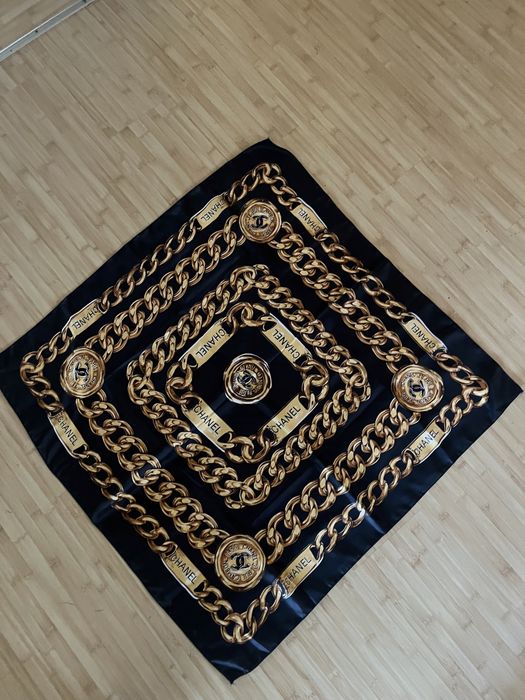 Eșarfa Chanel , impecabila