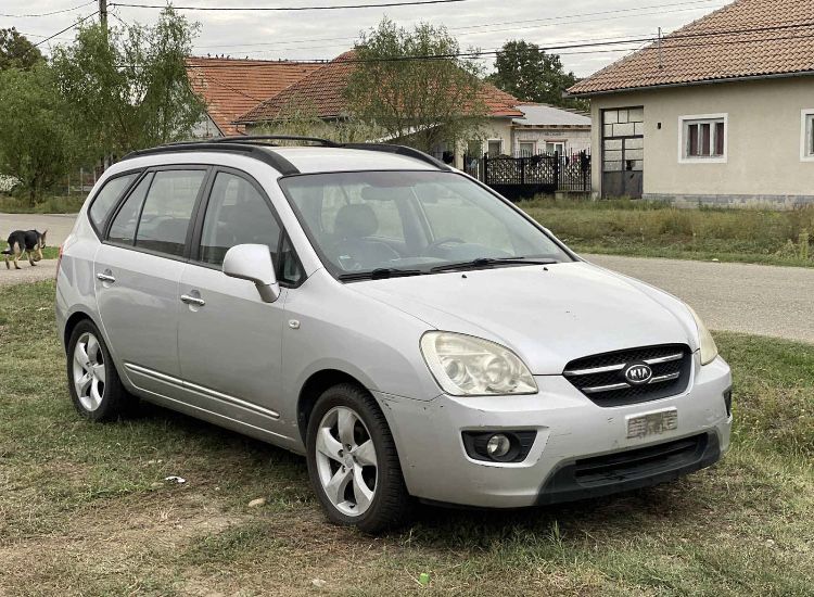 Dezmembrez Kia Carens