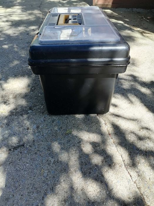 Продавам куфар за риболовни принадлежности