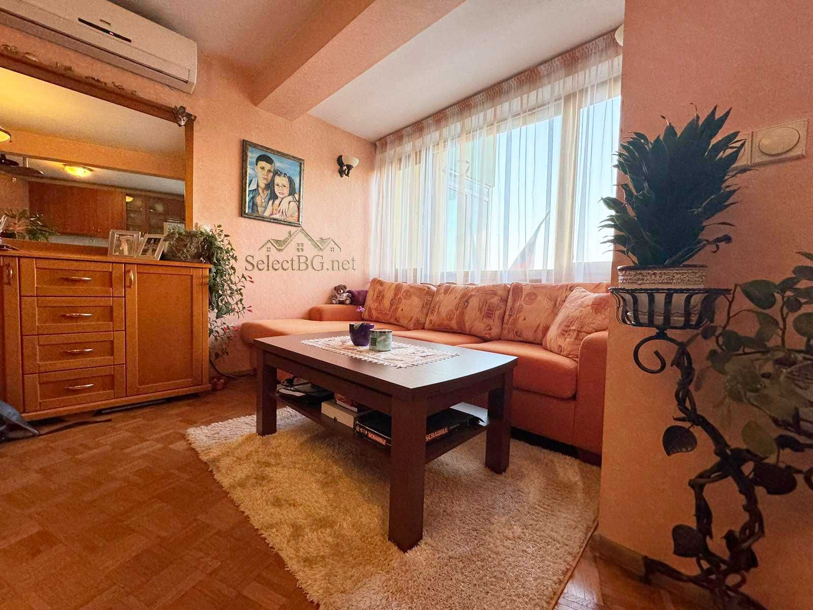 Тристаен апартамент в центъра на Велико Търново с гледка към Царевец