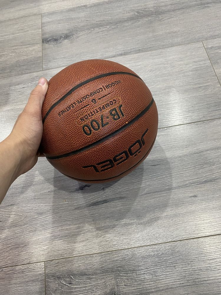 Продаю баскетбольный мяч