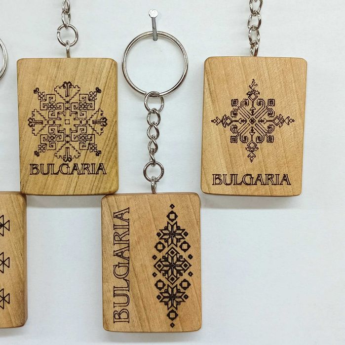 Дървен ключодържател с шевици и орнаменти