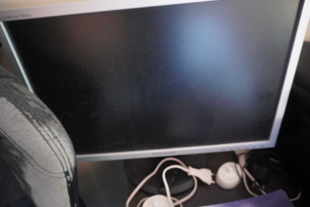 Настолен компютър pc и 1 монитор