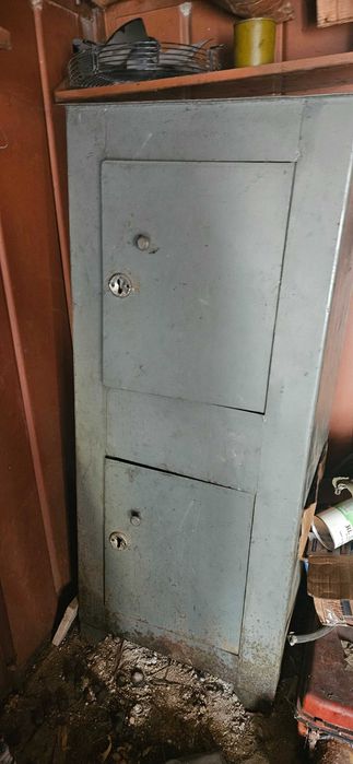 Продам сейф под металлический