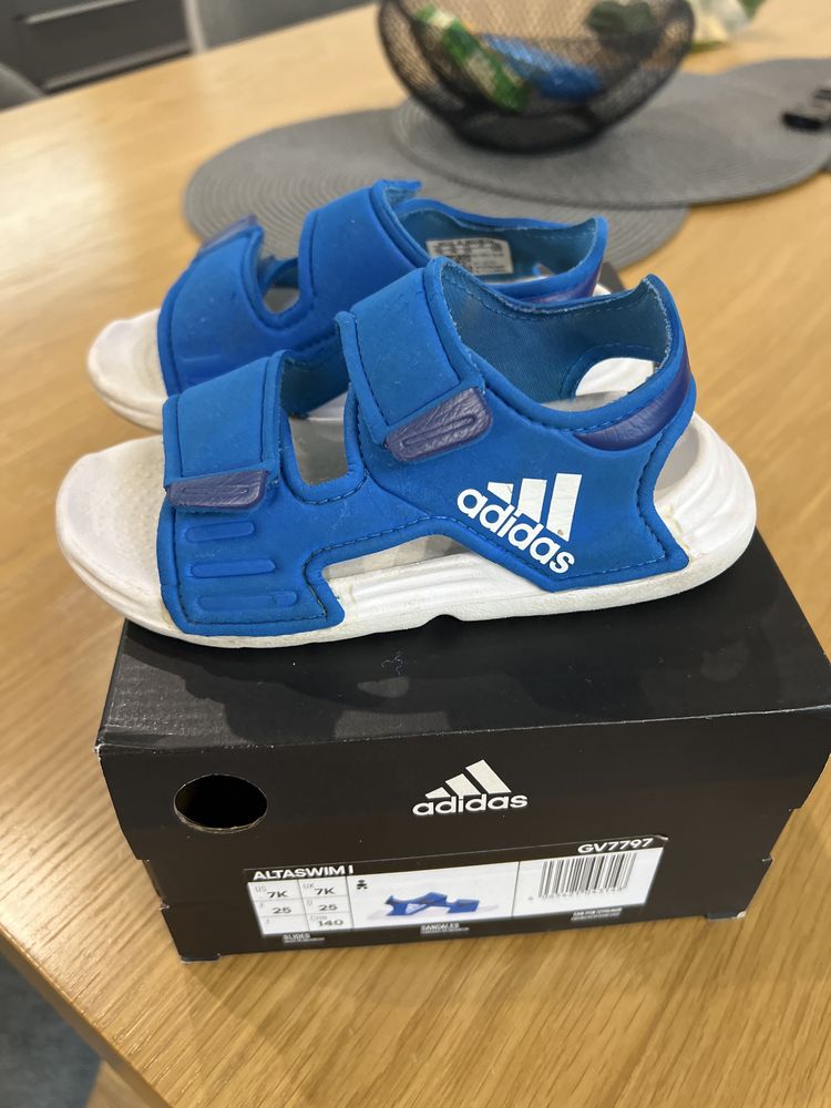 Сандали Adidas-25 номер.Обувани са много малко и са доста запазени