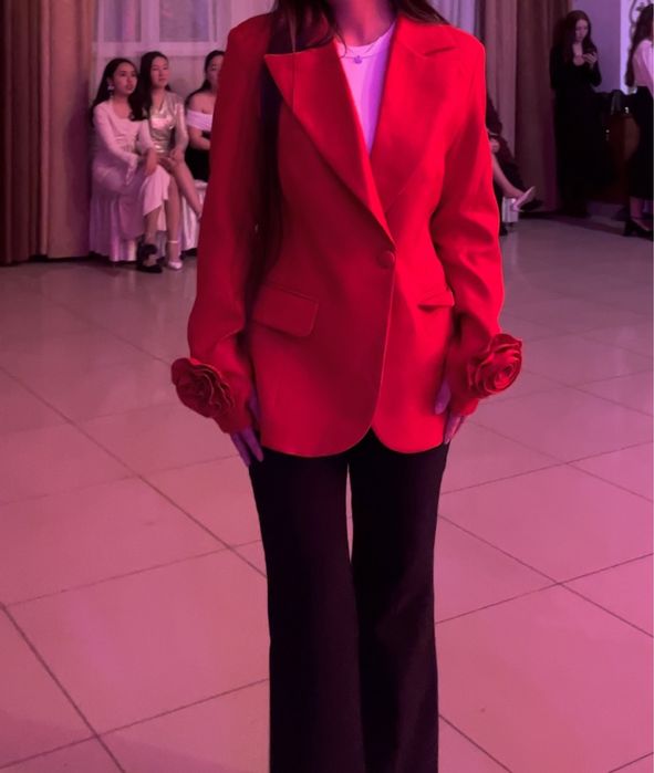 Пиджак қызыл түсте