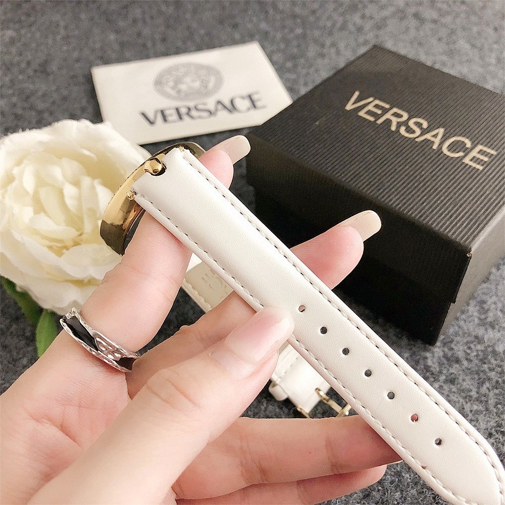 Дамски ръчесн часовник Versace с кожена каишка